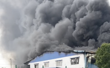 CLIP: Cháy lớn trong khu công nghiệp ở Đồng Nai, cột khói cao hàng trăm mét
