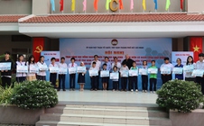 Báo Người Lao Động trao 100 suất học bổng, đồng hành cùng Quỹ "Vì người nghèo" TP HCM