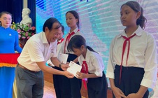 Báo Người Lao Động trao tặng 100 triệu đồng cho học sinh nghèo Khánh Hòa 