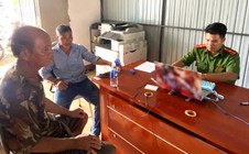 Thấy 1 phụ nữ leo lên lan can cầu, người đàn ông liền quay xe và lao xuống sông cứu người