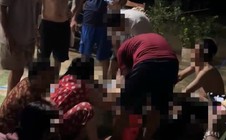 Bé trai 4 tuổi tử vong thương tâm khi trượt chân xuống sông sau nhà