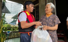 Chương trình "Trái tim miền Trung": Quà cứu trợ từ Báo Người Lao Động đến đúng lúc bà con cần nhất !