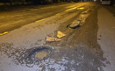 Đường mới nâng cấp đã hư hỏng nặng, người dân liên tục té ngã