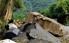 Mưa lớn gây sạt lở, Đà Nẵng tạm phong tỏa đường lên bán đảo Sơn Trà