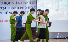 Sinh viên “biến hình" thành cảnh sát, người bán hàng để hiểu rõ pháp luật