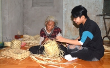 "Sống dậy" nghề đan lát của người Châu Ro xưa