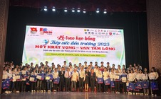 Mẹ xuất hiện bất ngờ, nữ sinh viên y dược bật khóc