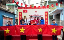 200 lá cờ Tổ quốc được trao trong Ngày hội Đại đoàn kết toàn dân tộc tại phường Tân Sơn Hòa