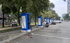 Trạm sạc ô tô điện VinFast xuất hiện ngày càng nhiều ở trung tâm TP HCM