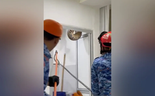 Trăn khổng lồ chọc thủng trần nhà vệ sinh, gây kinh hãi ở Malaysia