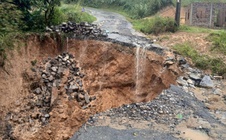 Sau mưa lớn, tỉnh lộ 587 ở Quảng Trị xuất hiện hình ảnh rùng mình