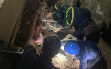 Lâm Đồng: Giải cứu thành công bé gái mắc kẹt trong nhà vì sạt lở đất