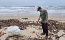 Phát hiện nhiều túi ni-lon nghi chứa ma tuý dạt vào bờ biển Quảng Trị