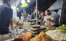 Người dân TP HCM nườm nượp đi thưởng thức món ngon ở Ngày hội sợi gạo