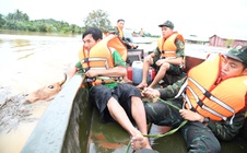 Thắm tình quân dân ở vùng ngập lụt