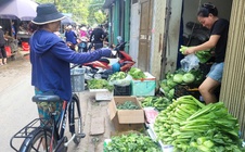 Mưa lũ lịch sử: Giá rau xanh tăng cao, nhiều người đi mua xăng dầu, Bộ Công Thương có chỉ đạo?