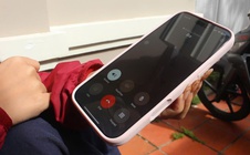 Những người con xa xứ mong chờ cuộc gọi hồi âm từ quê nhà ngập lụt