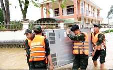 Lũ dữ và tình người