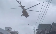 CLIP: Trực thăng thả nhu yếu phẩm, tiếp tế cho người dân bị cô lập