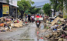 Người dân Nha Trang tất bật dọn "núi" rác thải sau lũ lịch sử