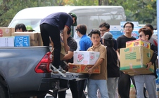 Hình ảnh đông đảo người dân TPHCM tranh thủ quyên góp vật phẩm trước giờ ngừng tiếp nhận