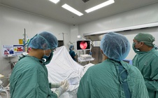 Nghĩ uống nhiều nước để trôi sỏi niệu, một phụ nữ nguy kịch