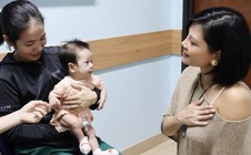 Doanh nhân Vũ Cẩm Nhung xúc động khi ghé thăm các bé mổ tim, cam kết đồng hành lâu dài