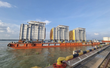 Một doanh nghiệp tài trợ nhiều sà lan làm sân khấu trên sông nước Cần Thơ