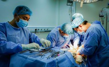 Bệnh viện Đa khoa Quốc tế Minh Anh phẫu thuật thành công bệnh nhi nữ 14 tuổi