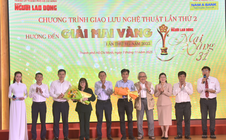 Nghệ sĩ Trang Bích Liễu và nhà thơ Lê Minh Quốc nhận "Mai Vàng nhân ái", "Mai Vàng tri ân"