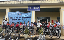 Tạp chí Phụ nữ Mới trao quà cho bà con, học sinh vùng lũ Đắk Lắk