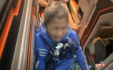 Làm rõ clip "người mẹ già khóc nức nở trên xe khách vì bị bỏ rơi"