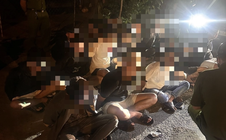 Vĩnh Long: Công an phát hiện bí mật bên trong ô tô chở 20 thanh niên