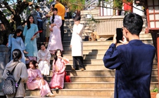 Giới trẻ TPHCM "lên đồ" chụp ảnh Tết sớm 