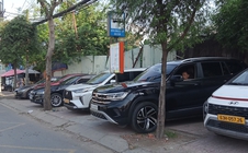 Trạm chờ xe buýt bị chiếm dụng