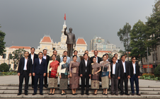 Đoàn tỉnh Hủa Phăn dâng hoa Tượng đài Chủ tịch Hồ Chí Minh