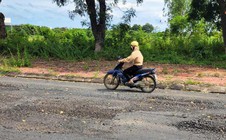 Lộ hàng loạt sai phạm trên 2 tuyến đường tiền tỉ ở Gia Lai vừa sửa đã hỏng