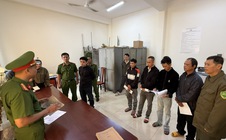 Mâu thuẫn láng giềng, 7 người bị khởi tố cùng lúc 