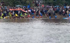 CLIP: Các vận động viên đánh nhau náo loạn lễ hội đua ghe ở Huế