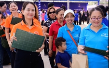 Nữ công nhân nhà máy được làm đẹp, tặng quà