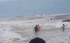 Huế: Livestream kêu gọi dân làng ra cứu nạn ngư dân bị lật thuyền