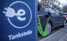 Xe xăng và hybrid "thoát án tử" tại châu Âu