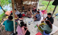 Bắt quả tang 7 “quý bà” và 4 người đàn ông đánh bạc tại căn chòi giữa vườn chanh