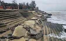 Kè biển hàng chục tỉ đồng chưa nghiệm thu đã hỏng nặng