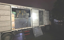 Phát hiện cả khoang thuốc lá ngoại trên ô tô biển số Hà Nội