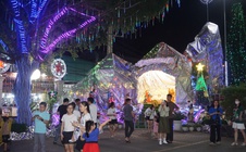 Xóm đạo Tân Phú rực rỡ đón Giáng sinh