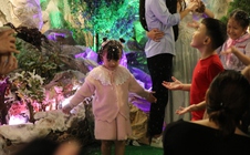 "Tuyết rơi" tại nhiều nơi ở TPHCM trong đêm Giáng sinh