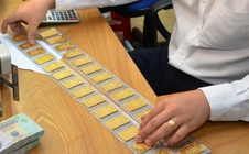 Giá vàng hôm nay 25-12: Sụt giảm khi nhà đầu tư chốt lời dịp Giáng sinh