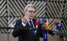 Mỹ - EU lại căng thẳng về việc cấm nhập cảnh