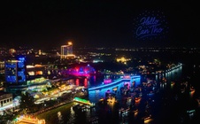 Hàng ngàn người đổ về Bến Ninh Kiều dự khai mạc Lễ hội Văn hoá Sông nước Cần Thơ